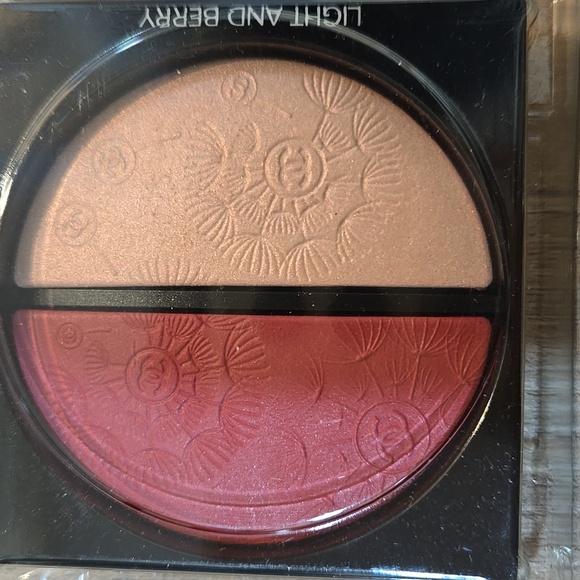 NEW!!! CHANEL Light and Berry Blush & Highlighter Duo - Picture 3 of 4